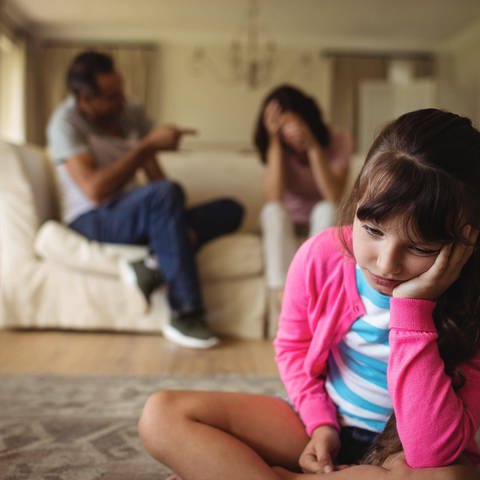 Mädchen, belastet durch Familiensituation.  (Foto: IMAGO, imago images/Panthermedia)