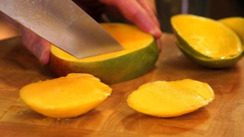 Coronaviren auf einer Mango könnten sich nicht weiter vermehren, weil sie dafür einen lebenden Wirt brauchen. (Foto: IMAGO, imago images/ZUMA Wire)