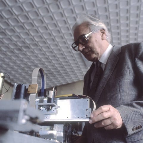 Am 2. Mai 1941 stellte Konrad Zuse seinen dritten Prototyp dann vor: die Zuse Z3, der erste funktionsfähige, programmierbare Computer der Welt.