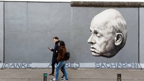 Portrait von Andrei Dmitrijewitsch Sacharow auf der East-Side Gallery, Berlin: Der weltberühmte Menschenrechtler ist in Deutschland praktisch unbekannt (Foto: IMAGO, IMAGO / Stefan Zeitz)