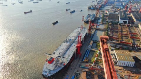 Öltanker im Hafen von Nantong: Deutsche Firmen sind auf der Rangliste der Schiffseigner weit oben, nur Griechenland, Japan und China besitzen mehr Schiffe. 