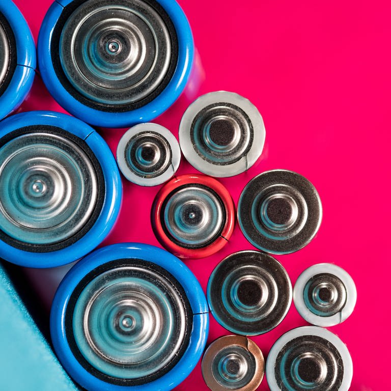 Draufsicht: Batterien unterschiedlicher Farben und Größen sind nebeneinander aufgestellt.