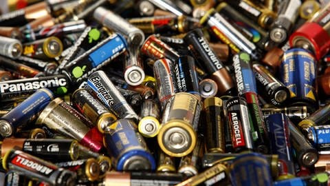 Verschiedene Batterien liegen auf einem Haufen. (Foto: IMAGO, IMAGO / Norbert Schmidt)