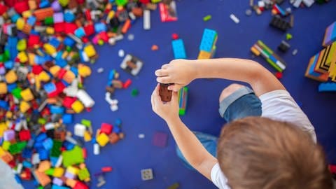 Kind mit Legosteinen: Dinge und Konzepte, die eng zueinander gehören, werden auch im Navigationssystem des Gehirns räumlich eng beieinander abgelegt (Foto: IMAGO, IMAGO / Cavan Images)