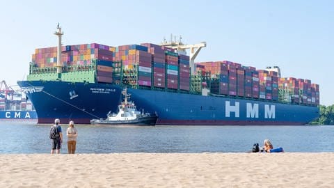 Ein Containerschiff mit rund 400 Metern Länge erreicht den Hamburger Hafen. Ein solches Schiff zu entladen, ist eine logistische Herausforderung. (Foto: IMAGO, imago images/Chris Emil Janßen)
