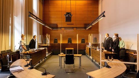 Felicitas Rohrer mit Anwalt vor Gericht (Foto: dpa Bildfunk, Picture Alliance)