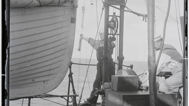 Bedienung der Sigsbee-Lotmaschine durch die Crew an Deck der Valdivia (Foto: Museum für Naturkunde Berlin)