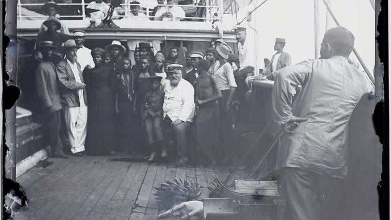 König Rudolf Duala Manga Bell mit Angehörigen an Bord der Valdivia