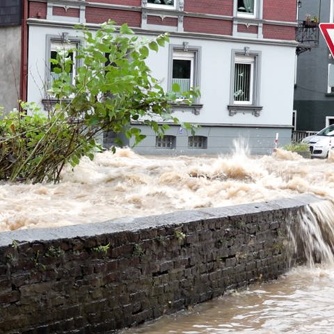 Wasserfluten in Fluten von Altena, Nordrhein-Westfalen. Werden Wetterextreme, wie Hochwasser oder Hitzeperioden in Zukunft zunehmen?