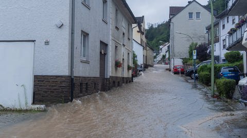 Hochwasser der Lenne in Hagen. Sich bei Hochwasser im Keller aufzuhalten kann sehr gefährlich sein. (Foto: IMAGO, imago images/Marius Schwarz)