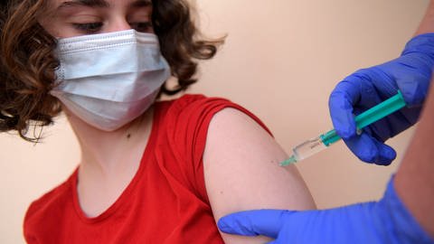 Eine Impfung gegen Corona kann auch wirksamen Immunschutz bieten, wenn man danach keine oder nur schwache Impfreaktionen spürt. (Foto: IMAGO, imago images/MiS)