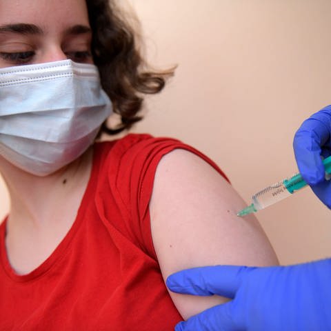 Eine Impfung gegen Corona kann auch wirksamen Immunschutz bieten, wenn man danach keine oder nur schwache Impfreaktionen spürt. (Foto: IMAGO, imago images/MiS)