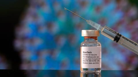 Eine Impfung schützt wohl recht zuverlässig vor schweren Verläufen einer Covid-19-Erkrankung. Aber gerade bei der Delta-Variante scheint es immer wieder sogenannte "Impfdurchbrüche" zu geben. Das heißt: Auch Geimpfte Menschen können sich mit dem Coroanvirus infizieren.