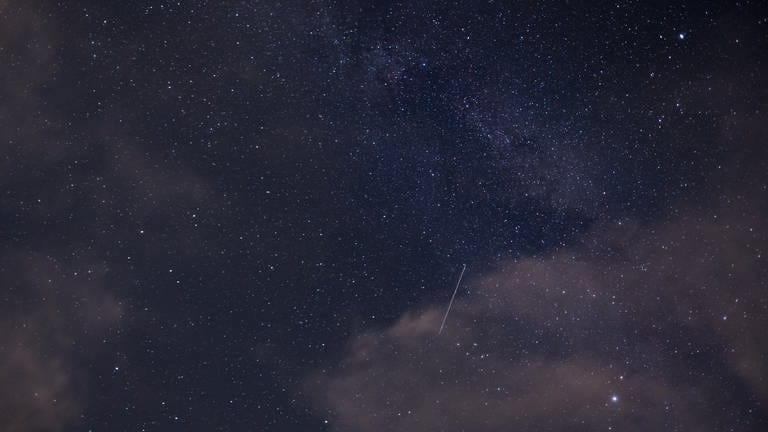 Sternschnuppen der Perseiden am Nachthimmel. Die Perseiden sind ein jährlich wiederkehrender Meteorstrom. (Foto: picture-alliance / Reportdienste, picture alliance/dpa | Ole Spata)