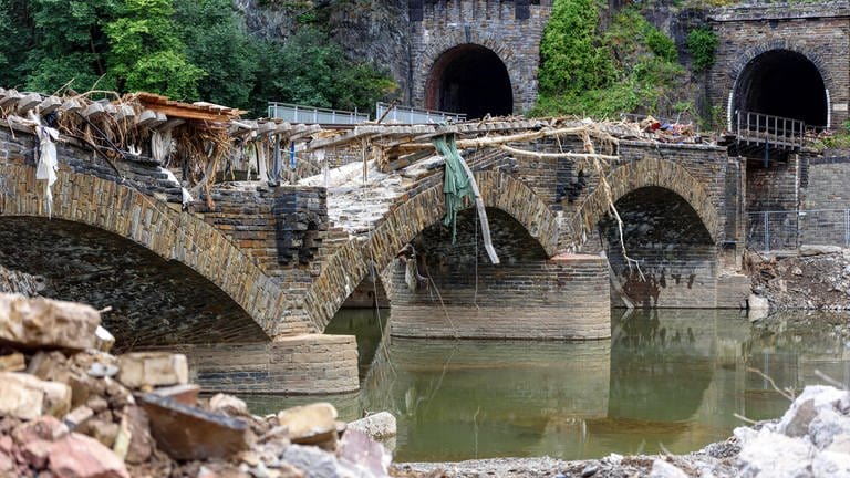  Flutschäden in der Ortschaft Altenahr, in der das Hochwasser Häuser und Brücken zerstört hat 