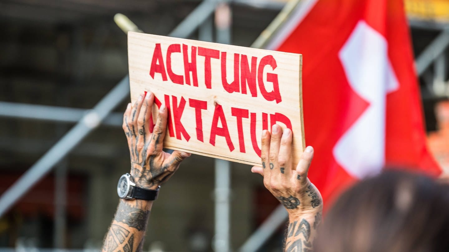Demonstration von Corona-Skeptikern gegen die Schweizer Landesregierung: Welche Menschen glauben an Verschwörungstheorien? (Foto: IMAGO, IMAGO / Andreas Haas)