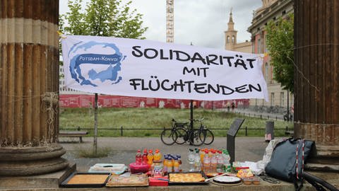 Ein Banner mit den Worten "Solidarität mit Flüchtenden" (Foto: IMAGO, imago images/Martin Müller)