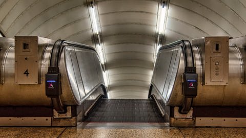 UV-Lichtgeräte auf Rolltreppen der Londoner U-Bahn (Foto: picture-alliance / Reportdienste, / ZUMAPRESS.com | Dave Rushen)