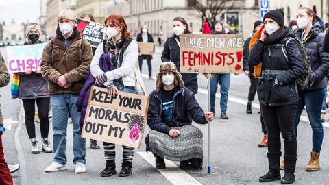 Demonstranten mit Schildern mit Aufschriften wie "True men are feminists" "Keep your morals out of my (genital)" - Gegendemonstration gegen den "Marsch fürs Leben" in München am 20. März 2021 (Foto: IMAGO, IMAGO / ZUMA Wire)