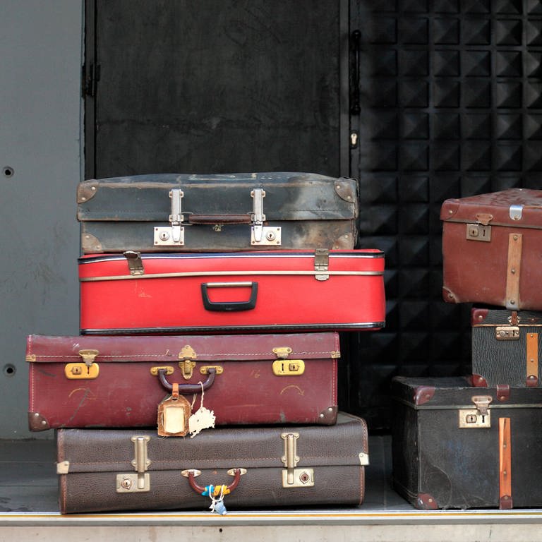 Sieben alte Koffer: Warum packt man seine "Siebensachen" zusammen? Warum nicht sechs oder acht? (Foto: IMAGO, IMAGO / H. Tschanz-Hofmann)