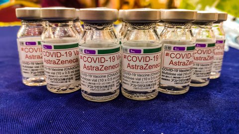Impfdosen von Astrazeneca (Foto: IMAGO, Imago / Eyepix Group)