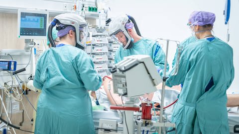 Ärzte und Intensivpfleger kümmern sich um die schwerkranken Covid-Patienten auf der Covid-Intensivstation der Dresdner Uniklinik (Foto: IMAGO, Imago / Max Stein)
