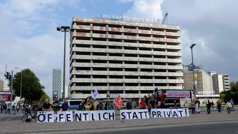 Mietendemo Berlin am 11.9.2021: Schilder auf denen "Öffentlich statt privat!" steht – der Volksentscheid zur Vergesellschaftung von Wohnraum wird kommen, in der Bundesrepublik ein bislang einmaliger Vorgang