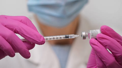 Bis der Corona-Impfstoff von BiontechPfizer auch für die Altersklasse der 5- bis 11-Jährigen von der Stiko empfohlen wird, kann es noch etwas dauern. (Foto: IMAGO, imago images/Shotshop)