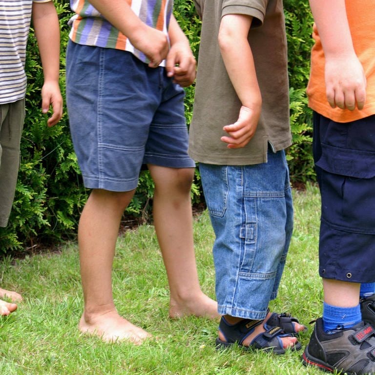 Nahaufnahme von Kinderbeinen: Woher kommt "Lügen haben kurze Beine"?
