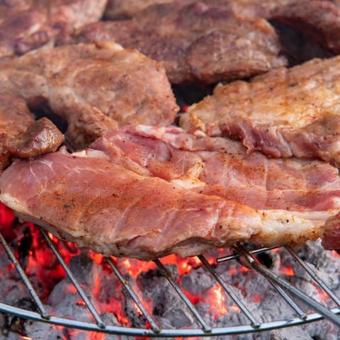 Fleisch auf dem Grill: Warum spricht man von "eingefleischten Junggesellen"? (Foto: IMAGO, IMAGO / mhphoto)