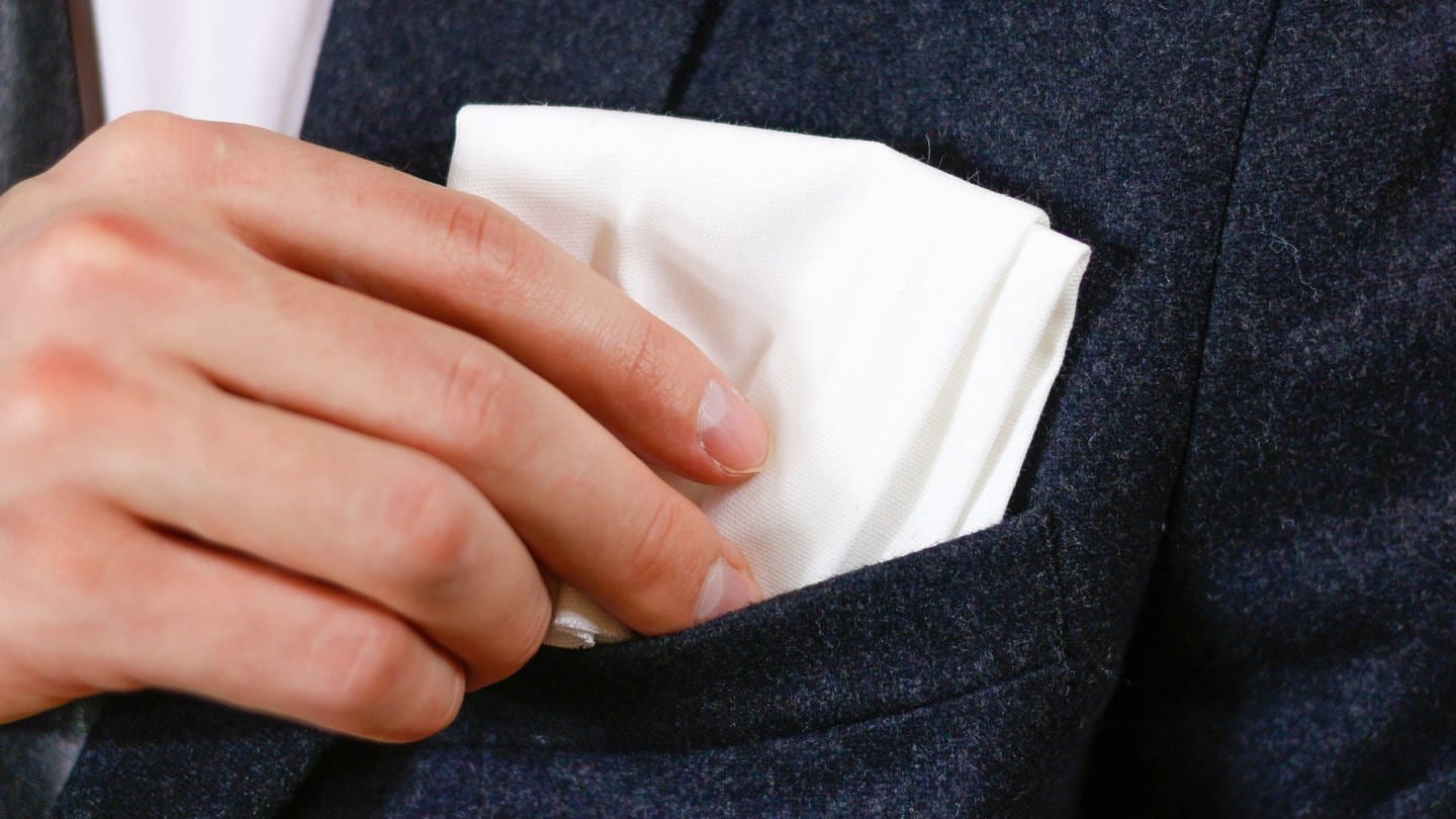 Stofftaschentuch in Jackentasche: Sind Stofftaschentücher unhygienisch? (Foto: IMAGO, IMAGO / agefotostock)