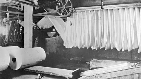 Schon in den 1930er Jahren wurden aus Milcheiweiß Stoffe für Kleidung gewonnen. (Foto: IMAGO, imago/Topfoto UnitedArchives)
