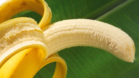 Auch aus Bananenschalen lassen sich Textilfasern für Kleidung gewinnen. (Foto: IMAGO, imago images/Shotshop)