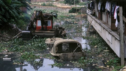Bagger und Autowrack in dem Abwasserkanal einer Textilfabrik in Dong Guan - China (Foto: IMAGO, imago/Thomas Frey)