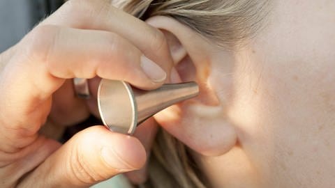 Beim Hals-Nasen-Ohrenarzt sollte beim Tinnitus auf jeden Fall ins Ohr reingeschaut und ein Hörtest gemacht werden. (Foto: IMAGO,  / imagebroker)