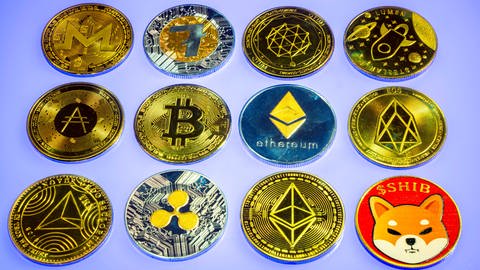Digitales Geld, das symbolisch als Münzen dargestellt wird, darunter Bitcoin, Ripple, Ethereum, Shiba Inu
