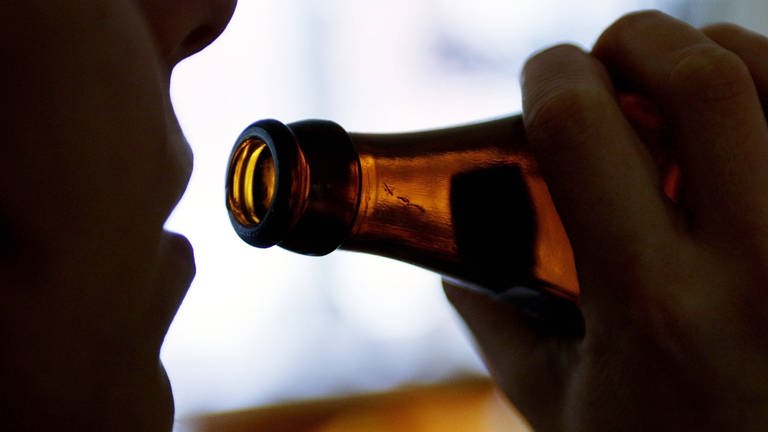 Nach Alkolkonsum schätzen viele Menschen ihre Fahrtüchtigkeit falsch ein. (Foto: IMAGO, imago images/avanti)