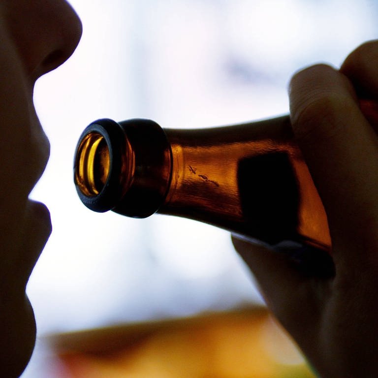 Nach Alkolkonsum schätzen viele Menschen ihre Fahrtüchtigkeit falsch ein. (Foto: IMAGO, imago images/avanti)