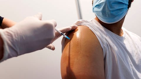 Über 5.000 Tote in Zusammenhang mit einer Corona-Schutzimpfung? Diese Zahl ist wahrscheinlich viel zu hoch gegriffen. (Foto: IMAGO, imago/C.Hardt/Future Image)
