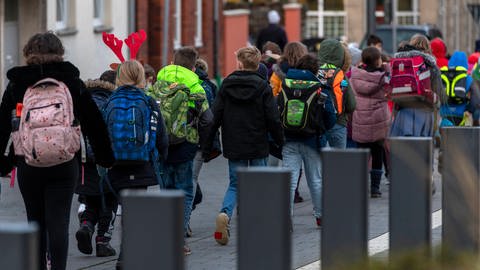 Eine Gruppe junger Schüler läuft eine Straße entlang (Foto: IMAGO, /Klaus W. Schmidt)