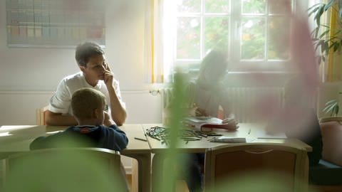Maltherapie in der Kinderpsychiatrie: Vor allem für Kinder und Jugendliche fehlt es in Deutschland an Klinikplätzen (Foto: IMAGO, IMAGO / IPON)