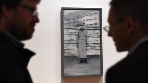 1965 malt Gerhard Richter eine Fotografie von Onkel Rudi, der stolz in Uniform vor der Kamera posierte, ehe er wenige Tage später fiel. – Unter der verschwommenen Oberfläche seiner Schwarz-Weiß Gemälde zeigt Richter, wie das Gift des Nationalsozialismus ins Privatleben sickert. (Foto: IMAGO, IMAGO / CTK Photo)