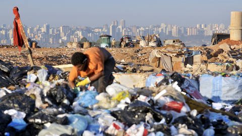 Ein Müllproblem gab es schon vor der Pandemie. Jedoch verstärkte diese das Phänomen. (Foto: IMAGO, imago/Westend61)