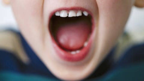 Schreiender Kindermund: Die Forschung ist davon überzeugt, dass wir über das frühe Schreien direkt in die Sprache hineinwachsen (Foto: IMAGO, IMAGO / photothek)
