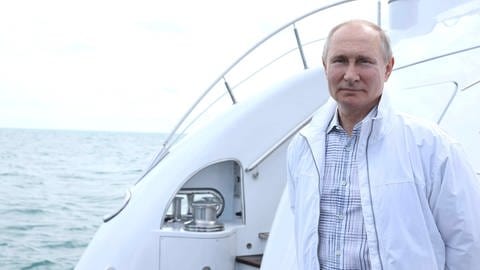 Der russische Präsident Vladimir Putin auf seiner Yacht (Foto: IMAGO, imago images/ZUMA Wire)