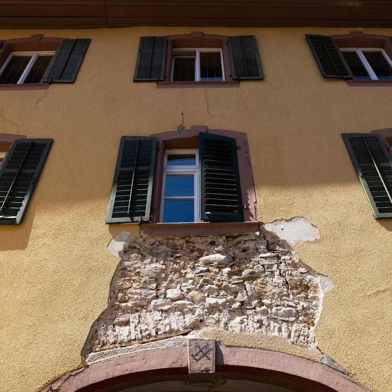 Ein Loch klafft dort, wo an der Wand eines Hauses in der Altstadt von Staufen eigentlich Putz sein sollte. (Foto: picture-alliance / Reportdienste, /dpa)