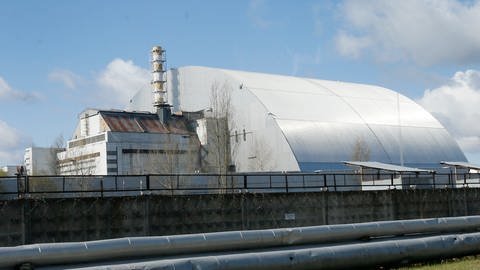Ein Schutzbau bedeckt den explodierten Reaktor im Kernkraftwerk Tschernobyl.  (Foto: picture-alliance / Reportdienste, /dpa/AP)