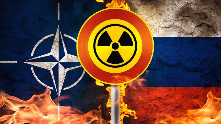 NATO und Russland Flagge brennend mit Atom Symbol, Atomwaffe im Krieg FOTOMONTAGE (Foto: IMAGO, /Bihlmayerfotografie)