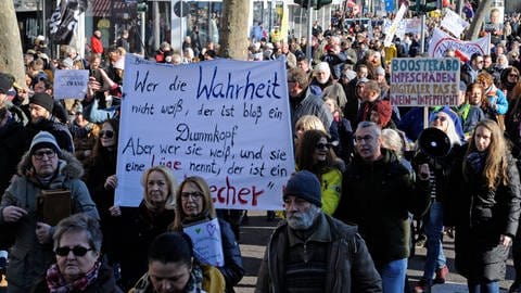 Rund 2500 Menschen demonstrieren am Sonntag (06.03.2022) in Saarbrücken gegen die Corona Maßnahmen der Bundesregierung.