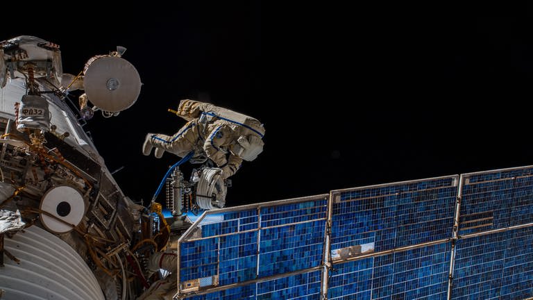 Die Kosmonauten Oleg Germanowitsch Artemjew und Sergei Walerjewitsch Prokopjew bringen bei einem knapp siebenstündigen Einsatz eine Antenne an der Außenhülle der ISS an, die entscheidend für das ICARUS-Projekt ist. (Foto: dpa Bildfunk, ESA/Alexander Gerst/dpa)